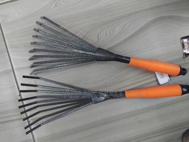 Handheld Modern Garden Rake · Photo 1