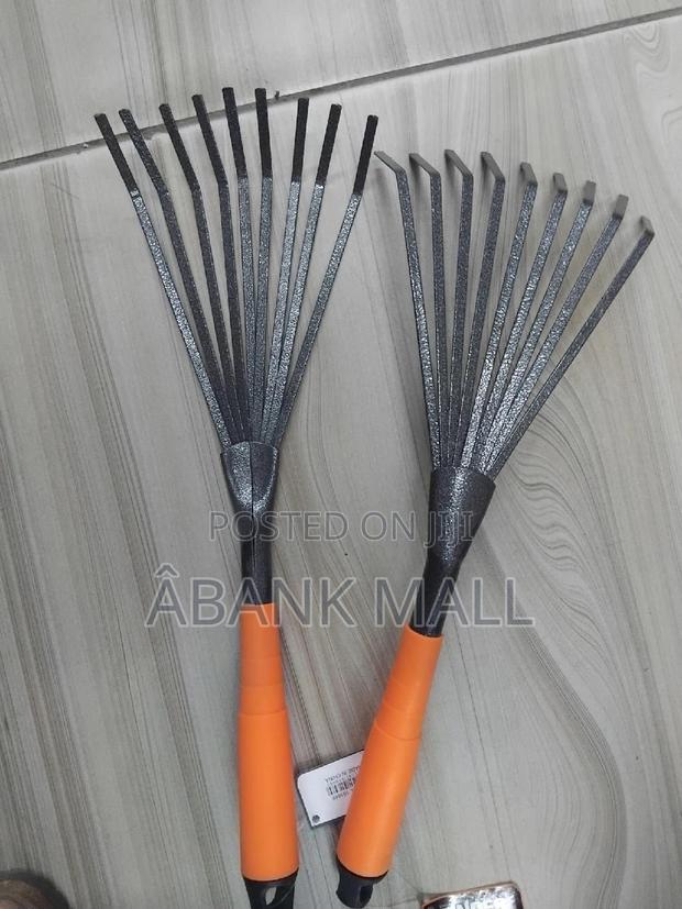 Handheld Garden Rake · Photo 1