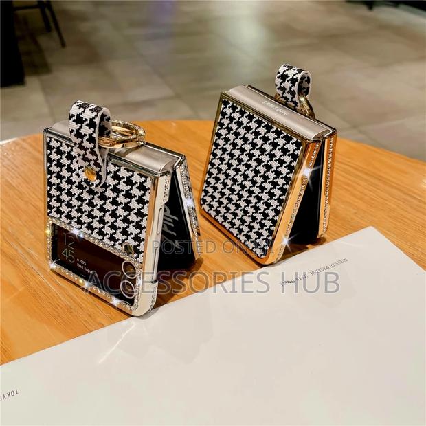 Z Flip 3 and 4 Luxury Plating Gold Cases · Photo 2