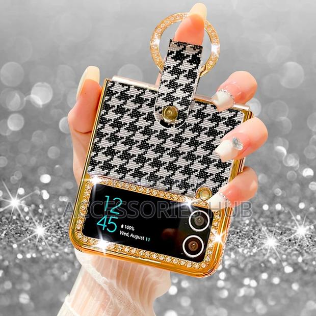 Z Flip 3 and 4 Luxury Plating Gold Cases · Photo 3