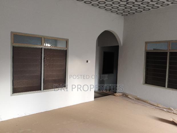 12bdrm House in Dki Properties, Tema Metropolitan for sale · Photo 4