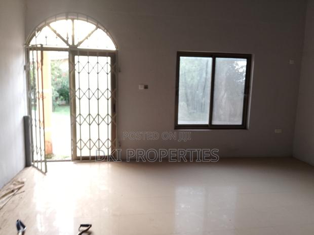 12bdrm House in Dki Properties, Tema Metropolitan for sale · Photo 3