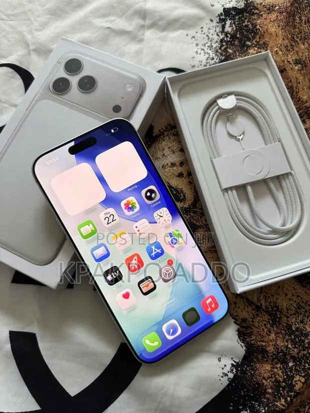 Apple iPhone 17 Pro Max 512 GB Silver · Photo 1