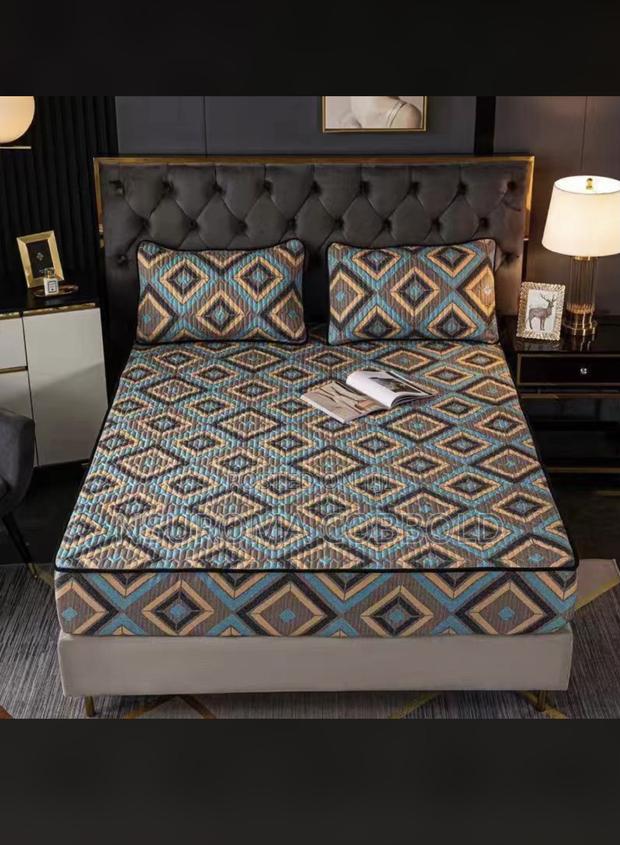 Soft Quality Waterproof Bed Cover · Photo 1