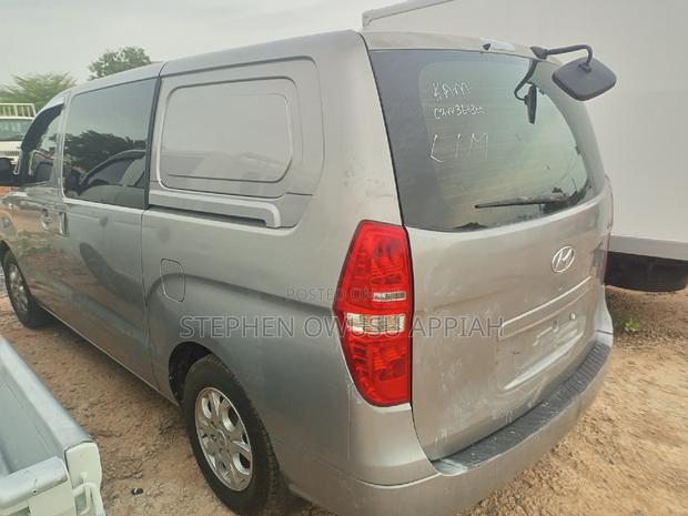 Hyundai Starex 2012 Grey · Photo 2