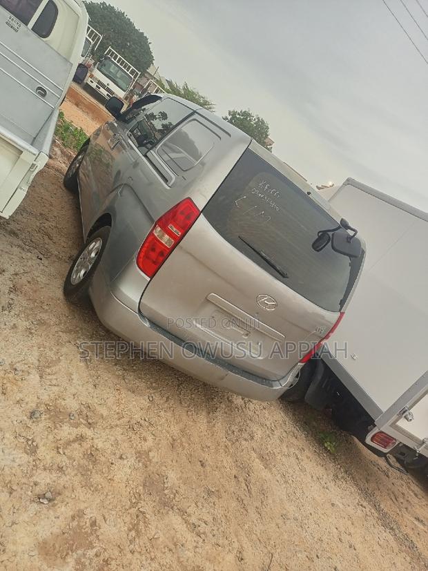 Hyundai Starex 2012 Grey · Photo 3
