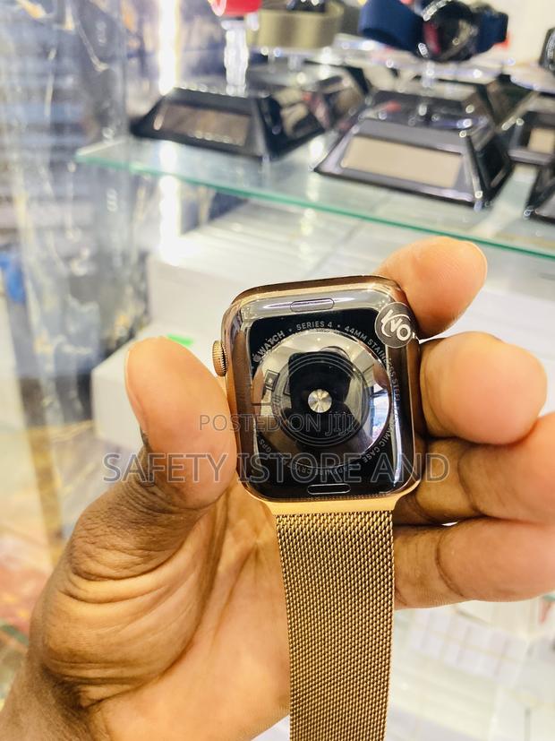 Series 4 44mm Neat · Photo 3
