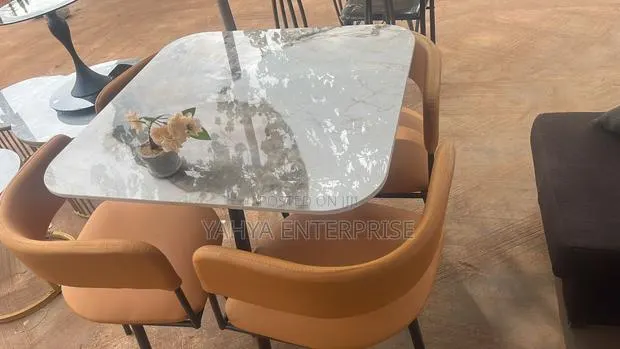 4 Seater Dining Table · Photo 1