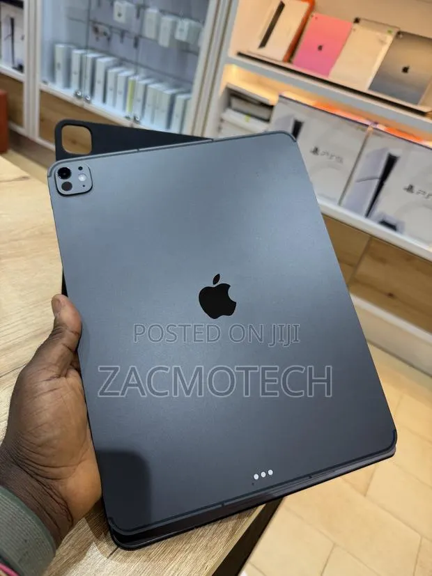 Apple iPad Pro 13 (2025) 256 GB Black · Photo 1
