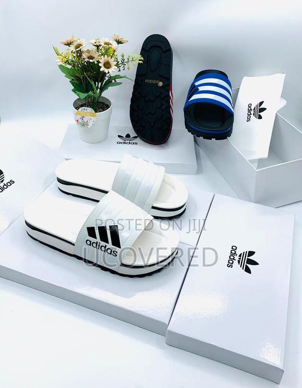 Adidas Unisex Quality Slides · Photo 1