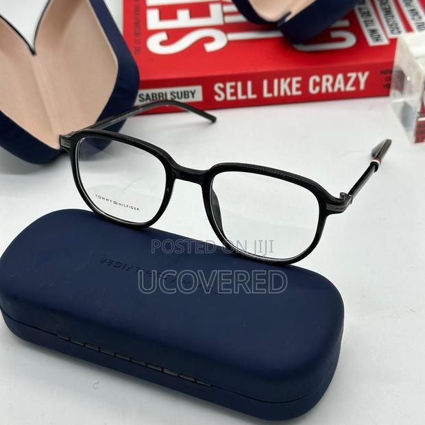 Tommy Hilfiger Sunglasses · Photo 2
