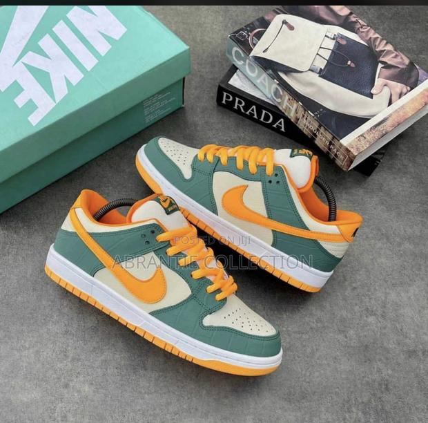Nike SB Dunks Low Legion Pine · Photo 2