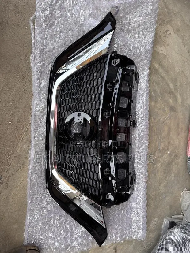 Nissan Versa Note Front Grille 2016 2017 2018 2019 · Photo 1