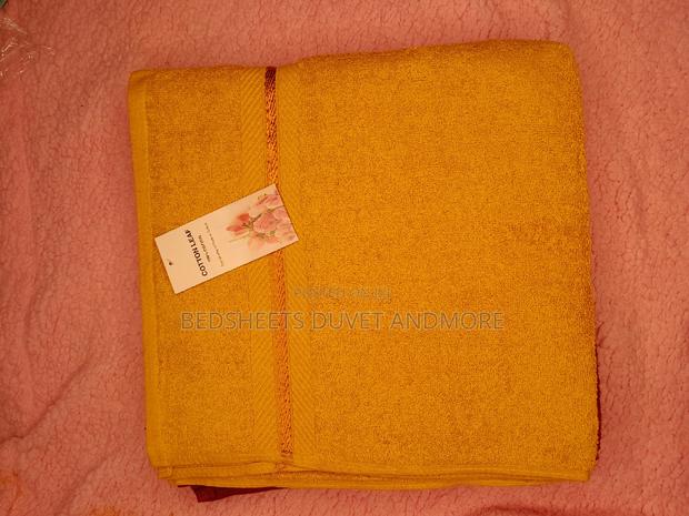 Gold Colour Towel · Photo 1