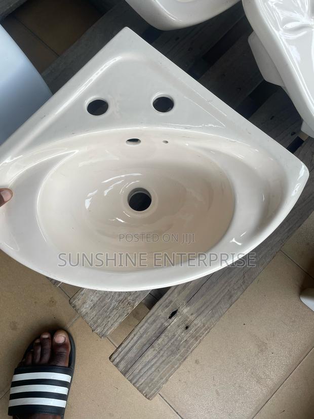 Corner Wall Hair Basin · Photo 1