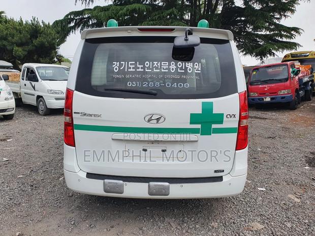 Hyundai Starex 2013 White · Photo 2