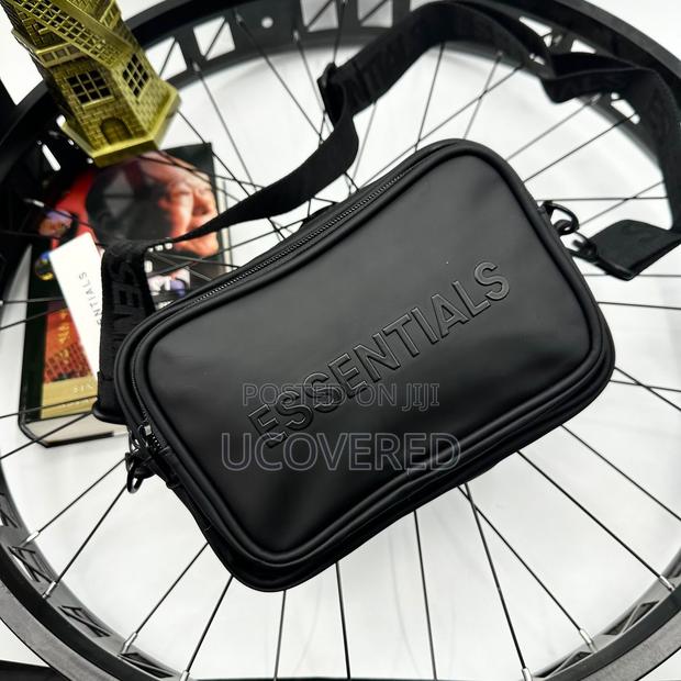 Essential Leather Side/Shoulder Bag · Photo 2