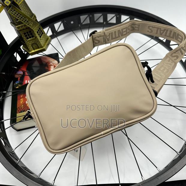 Essential Leather Side/Shoulder Bag · Photo 4