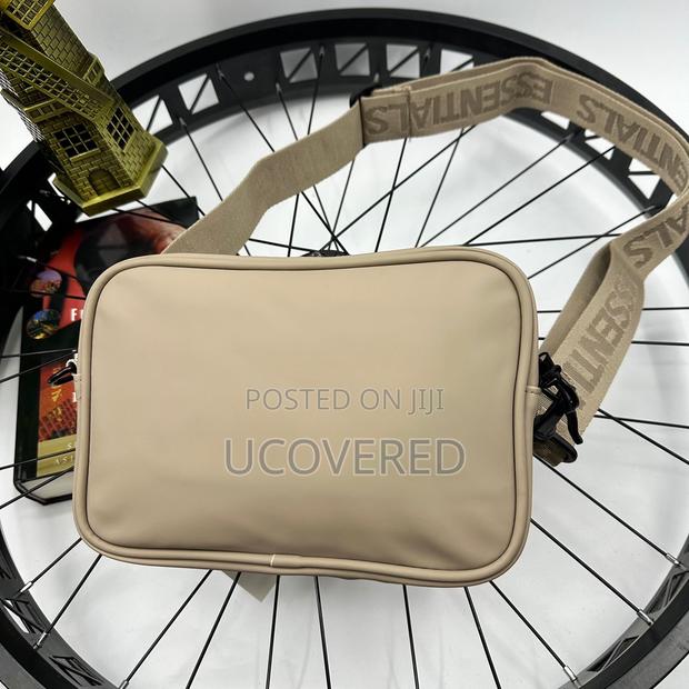 Essential Leather Side/Shoulder Bag · Photo 5