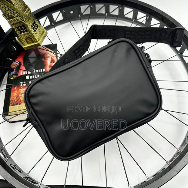 Essential Leather Side/Shoulder Bag · Photo 3