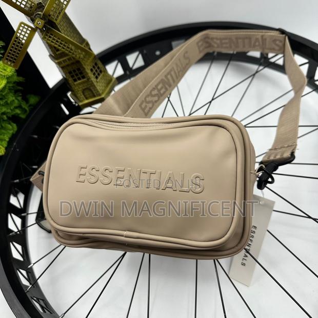 Essential Crossbody Bag · Photo 1