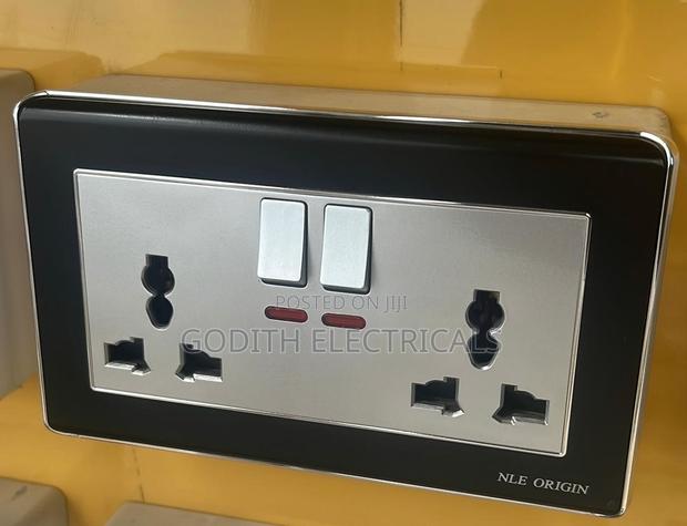 13A Double Socket Silver on Black · Photo 1