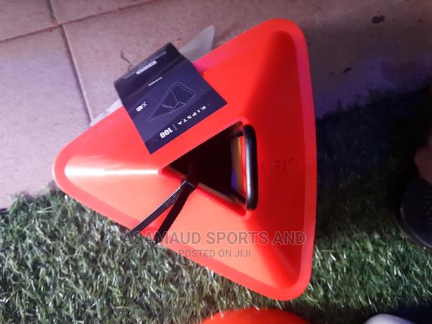 Original Set Of Kipsta Cones At Cool Price · Photo 1