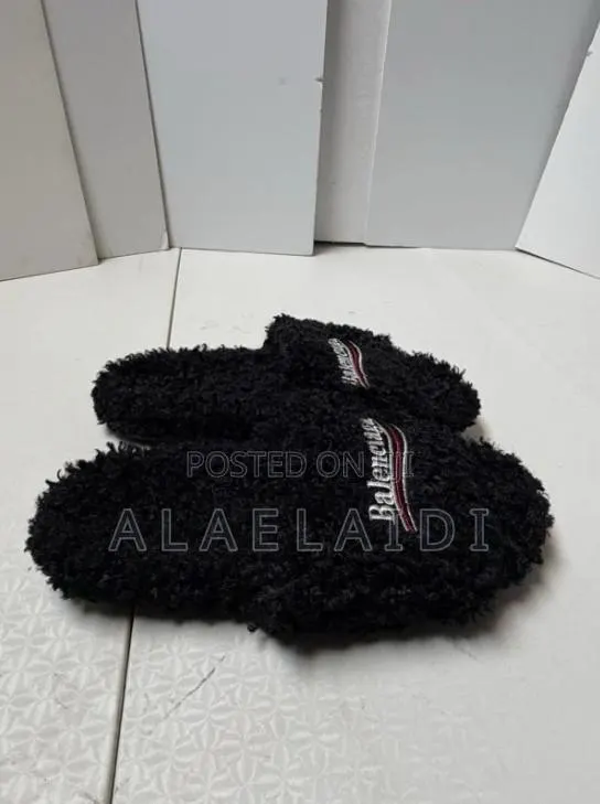 Balenciaga Slides · Photo 1