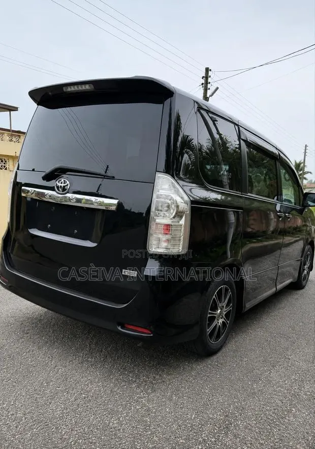 Toyota Voxy 2012 Black · Photo 1