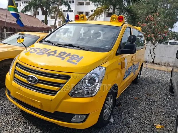 Hyundai Starex 2016 Yellow · Photo 1