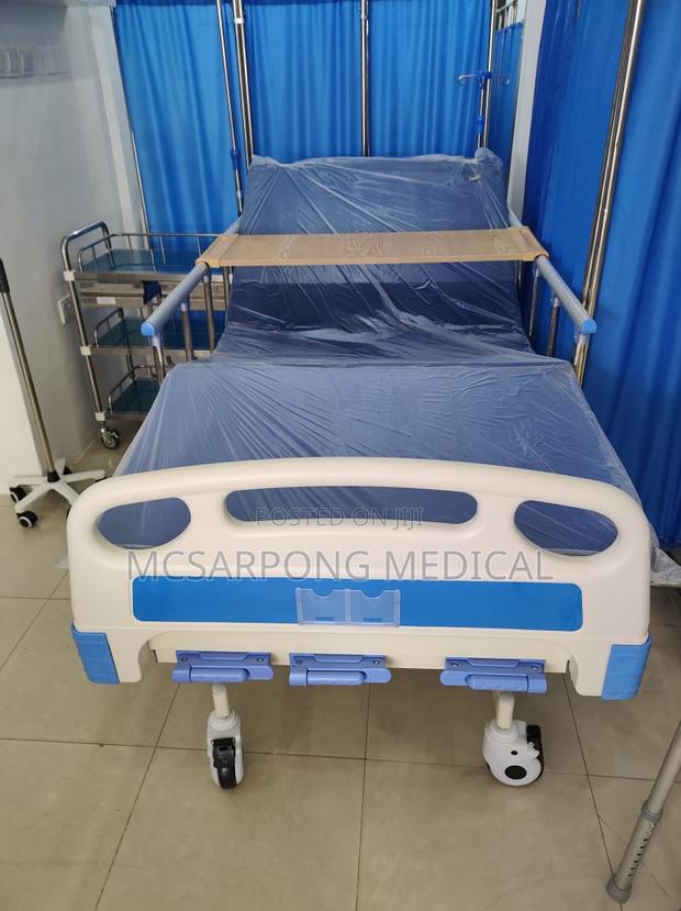 Adjustable Hospital Beds With Full Accessories · Photo 3