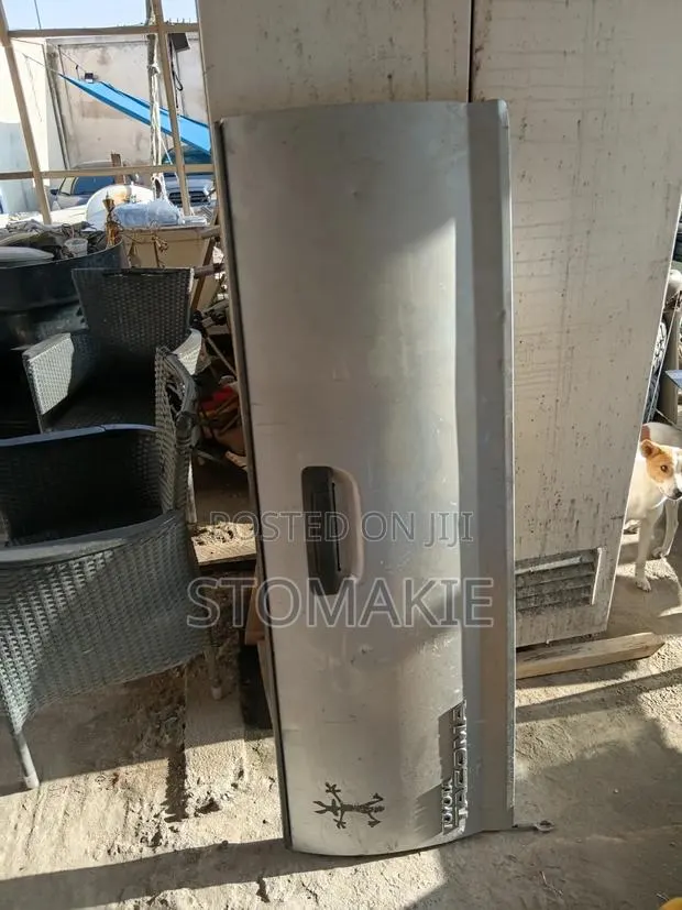 Toyota Tacoma 05 to 15 Bucket Lid Cover With Reverse Camera · Photo 1