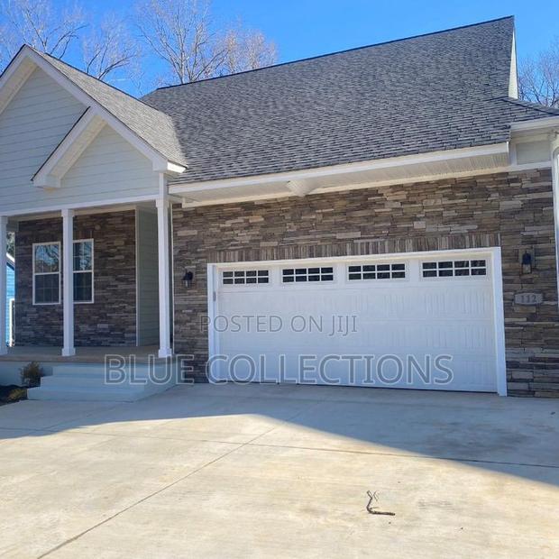 16×8automated Garage Door · Photo 1