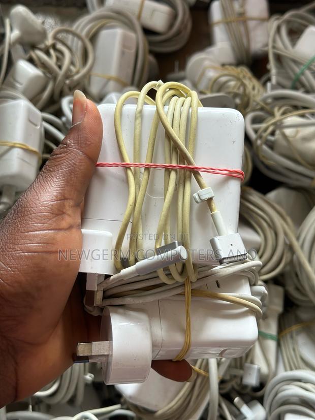 Macbook Laptop Chargers Home Used ORIGINAL · Photo 1