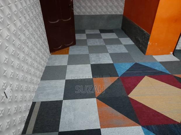 Tile-Size Carpet · Photo 1
