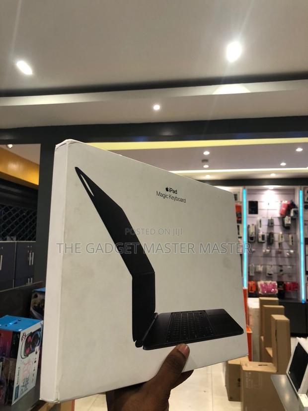 Apple iPad Pro Magic Keyboard 13 Inch · Photo 2