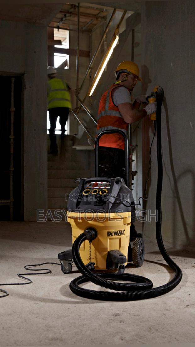 Dewalt Construction Dust Extractor _ 38L · Photo 2