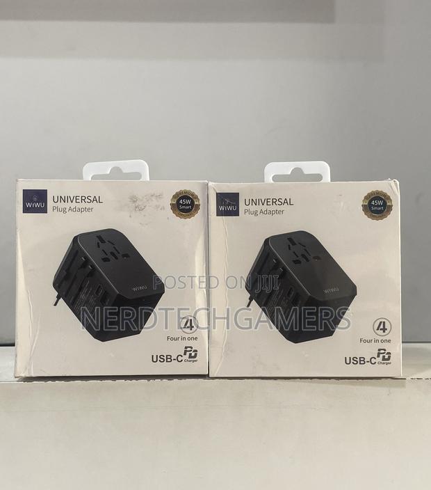 Universal Plug Adapter - Black · Photo 1