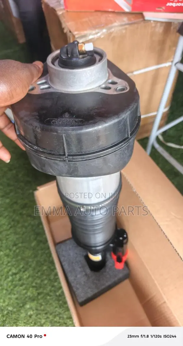 Range Rover Vogue, Sport 2022,2025 Front Air Suspension Shock Absorber · Photo 1