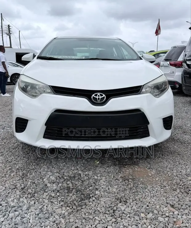 Toyota Corolla 2015 White · Photo 1