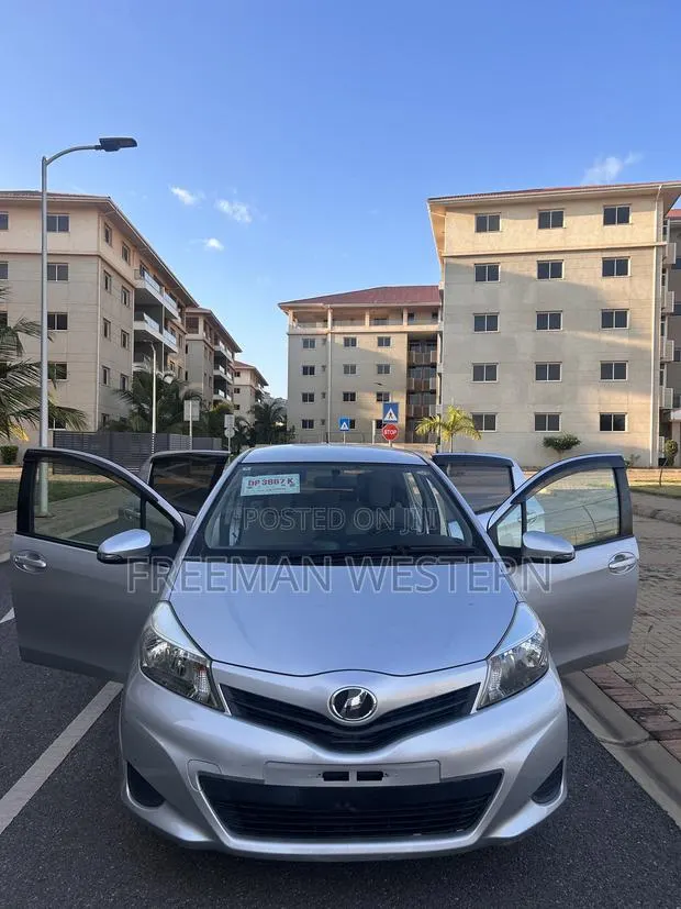 Toyota Vitz 2013 Silver · Photo 1
