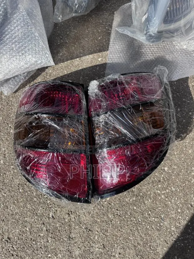 Pontiac Vibe 2005 Tail Light · Photo 1