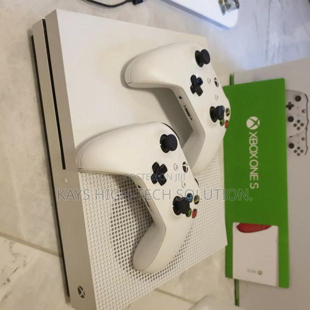 Xbox One S With 2 Controllers FC 27 AND OTHER BIG GAMES · Photo 3