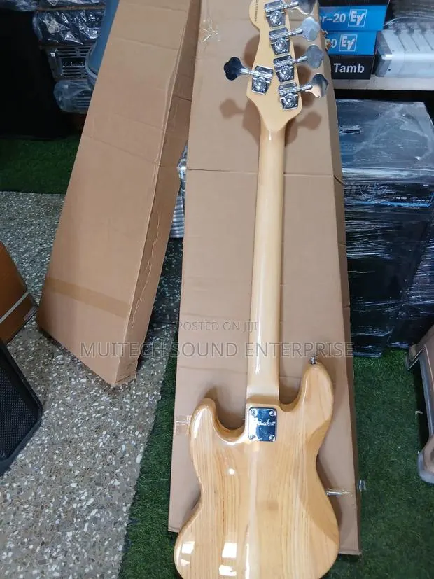 Fender Jazz Bass Guitar · Photo 6