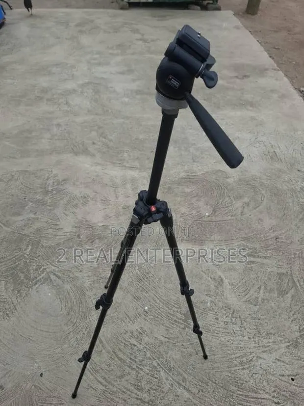 Manfrotto Aluminum 3-Section Pro Tripod · Photo 1