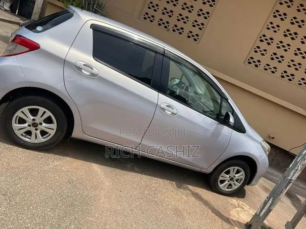 Toyota Vitz 2012 Silver · Photo 1