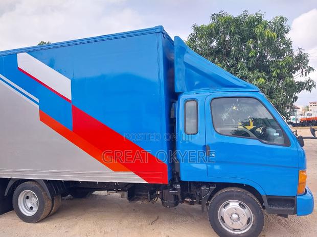 Hyundai Mighty Container · Photo 8