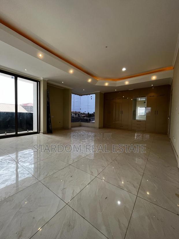 4bdrm Duplex in Spintex for sale · Photo 4