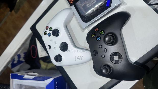 Xbox Series X Controllers · Photo 2