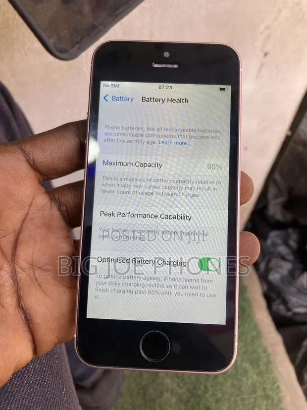 New Apple iPhone SE 32 GB Red · Photo 1
